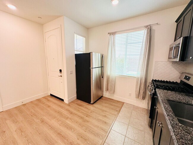 Building Photo - 10964 Roble St