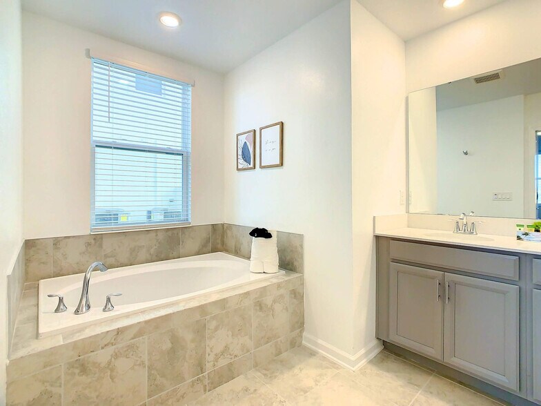 Building Photo - 1083 Splash Shot Pl