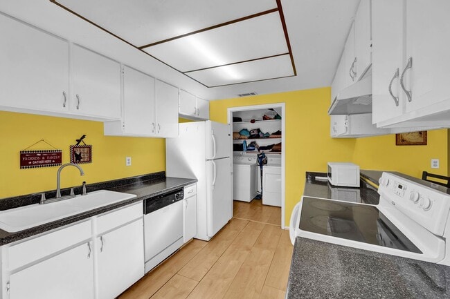 Building Photo - PARTIALLY FURNISHED 3 BEDROOM TOWNHOME NEAR CHINATOWN & STRIP