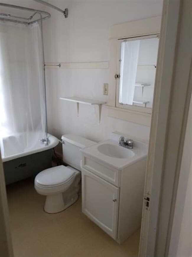 Building Photo - Spacious 4-Bed, 1.5-Bath Home in Vilas Nei...
