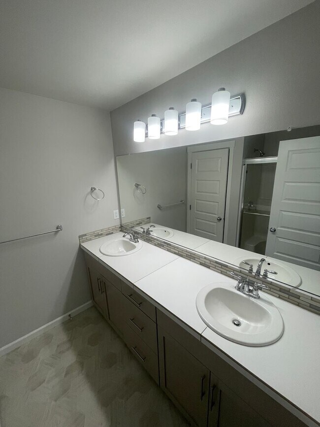 Building Photo - ** MOVE IN SPECIAL!** Must See in NE Albany!