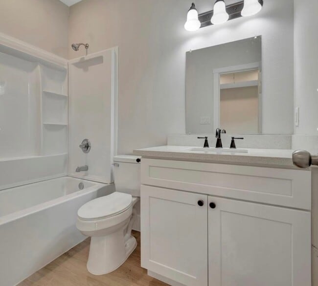 Building Photo - 418 Lake St