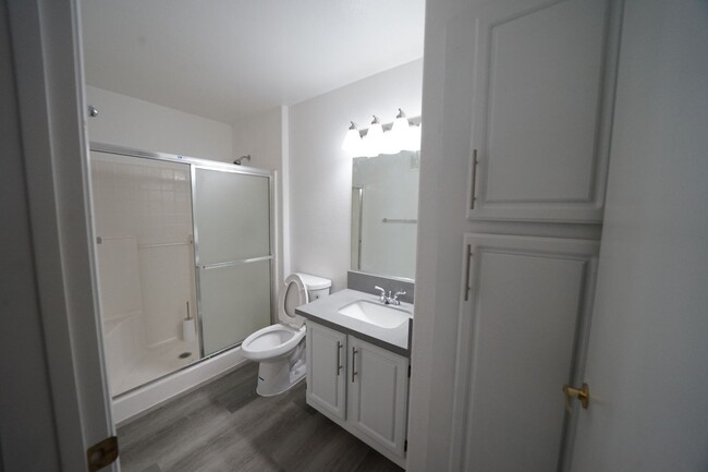 Building Photo - SHOWINGS AVAILABLE NOW