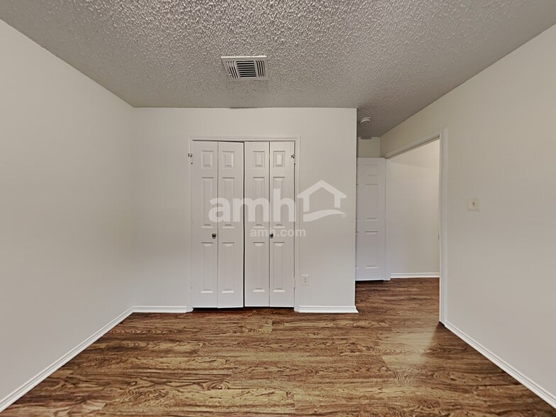 Building Photo - 234 Birchwood Ln