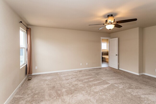 Building Photo - Beautiful Home with Stunning Views!