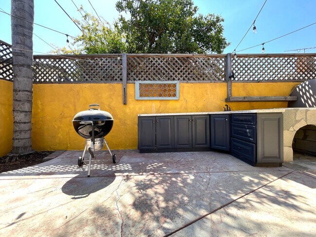Building Photo - Custom 3-Bed, 2.5 -Bath Retreat with Luxury Features in Reseda