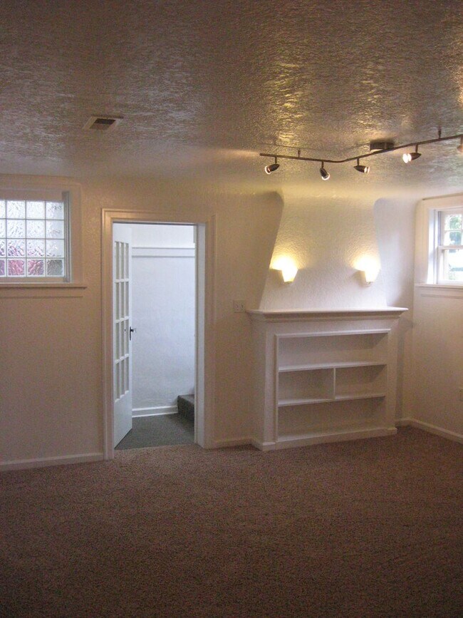 Building Photo - 109 Yellowstone Ave