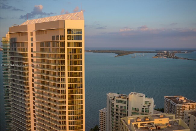 Building Photo - 1300 Brickell Bay Dr