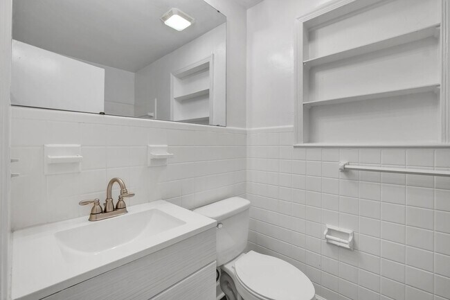 Building Photo - 242 S Lipona Rd