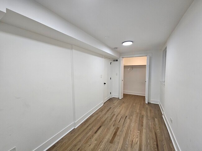 Building Photo - 2541 N Southport Ave