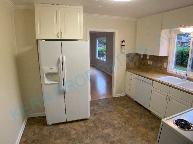 Building Photo - FREE RENT! Spacious 3-Bedroom Duplex Retre...