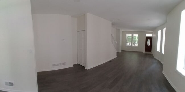 Building Photo - 4 Bedroom 3.5 Bath Home