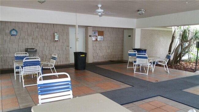 Building Photo - 2950 N Palm Aire Dr