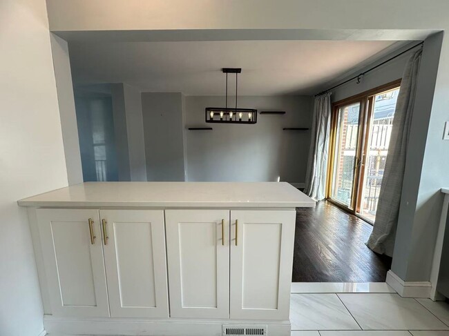 Building Photo - 3 bedroom 2 bath house in South Philly ava...