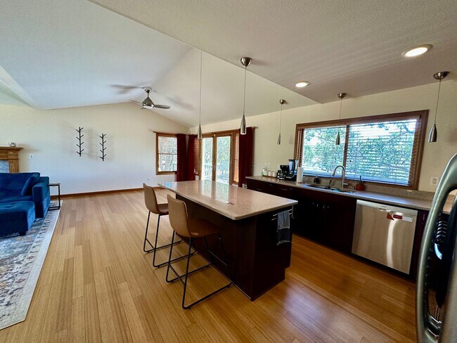 Building Photo - Stunning Running Y Ridge Home with Lake Views – Furnished or Unfurnished!