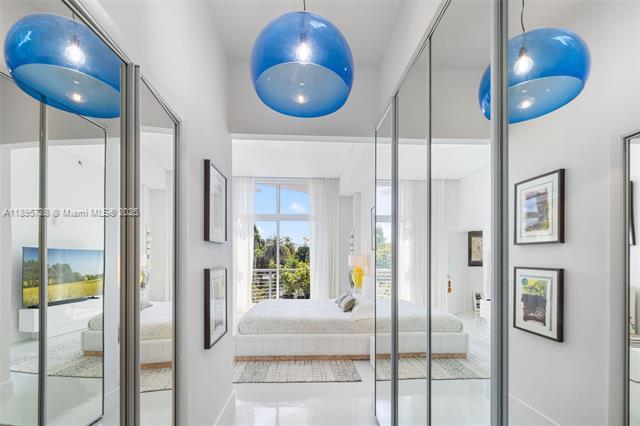 Building Photo - The Meridian Condo