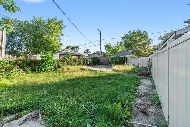 Building Photo - 7643 S Paxton Ave