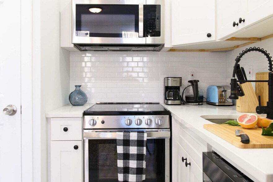 Building Photo - 240e E 75th St