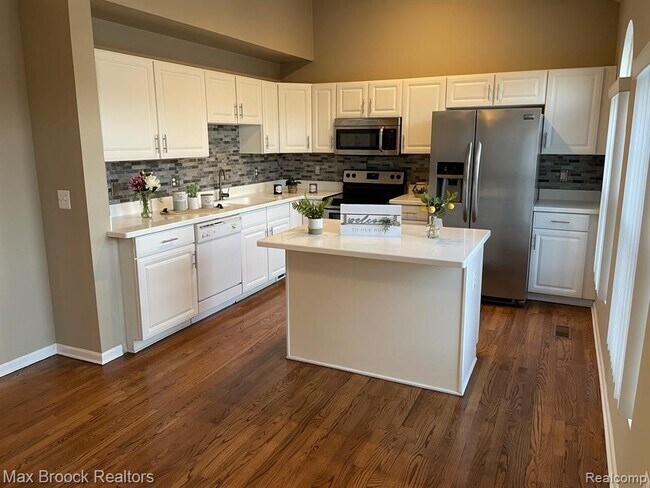 Building Photo - 924 Sandalwood Dr