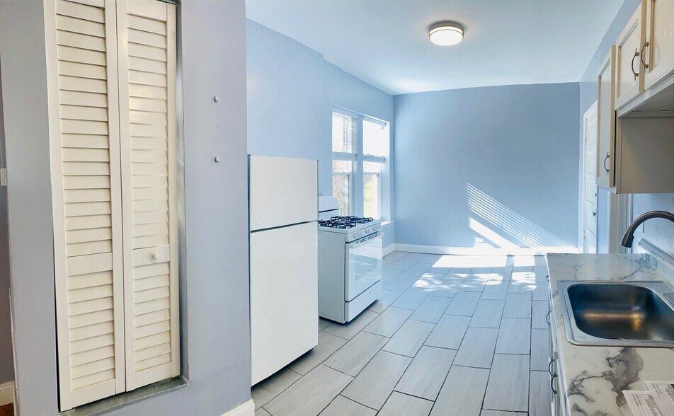 Building Photo - 2102 W 37th St