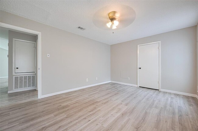 Building Photo - 6822 Stonewater