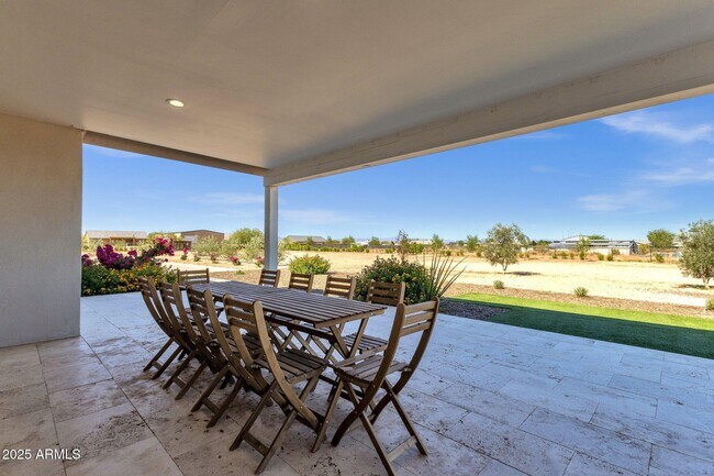 Building Photo - 856 W Quail Cir