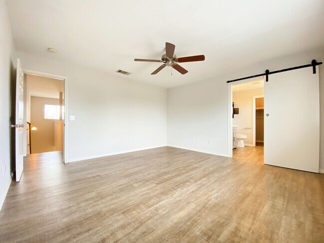 Building Photo - Spacious 4 Bed 3 Bath Rental with Modern T...
