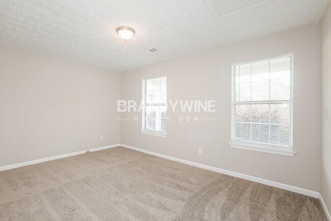 Building Photo - One month FREE RENT!!!