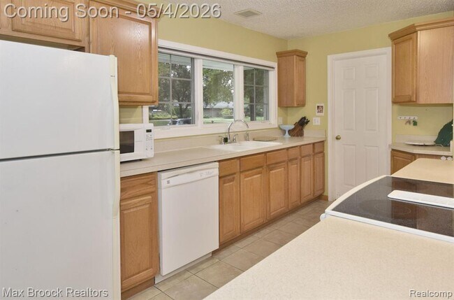 Building Photo - 2687 Heathfield Rd
