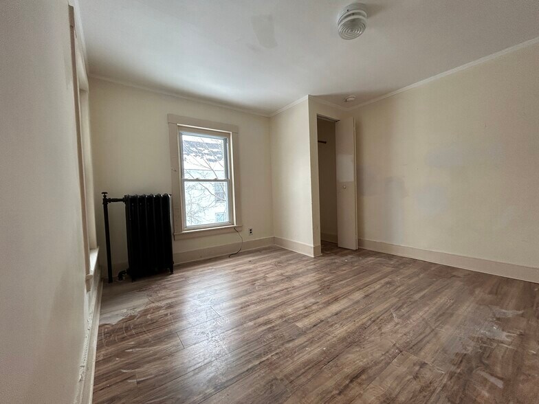 Bedroom 1 - 29 Cross St