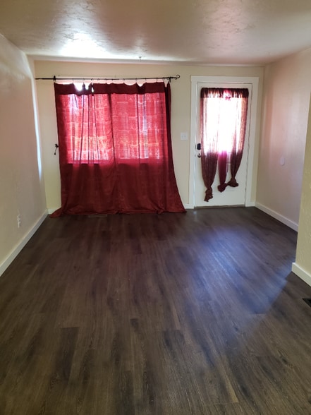 Building Photo - 618 11th St W