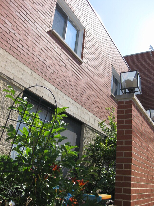 Building Photo - 824 S Leavitt St