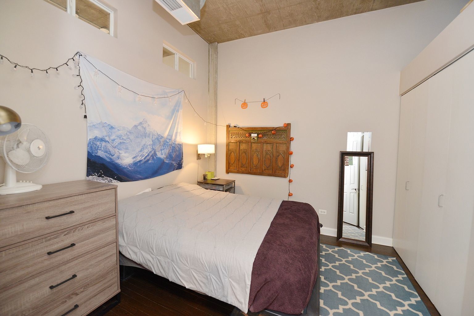 Building Photo - 900 N Kingsbury St