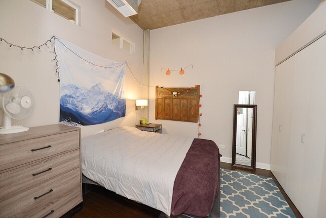 Building Photo - 900 N Kingsbury St