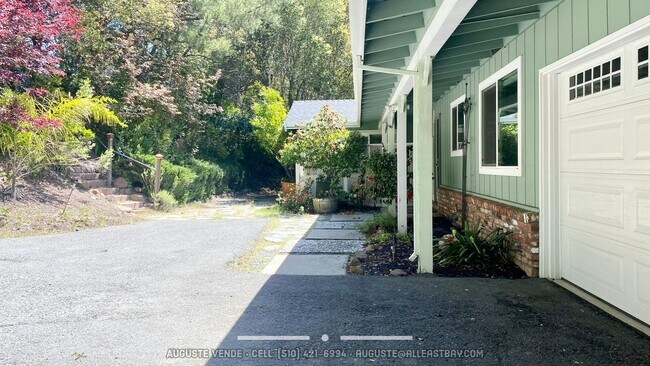 Building Photo - Lovely and RARE 3/2 single level home in O...