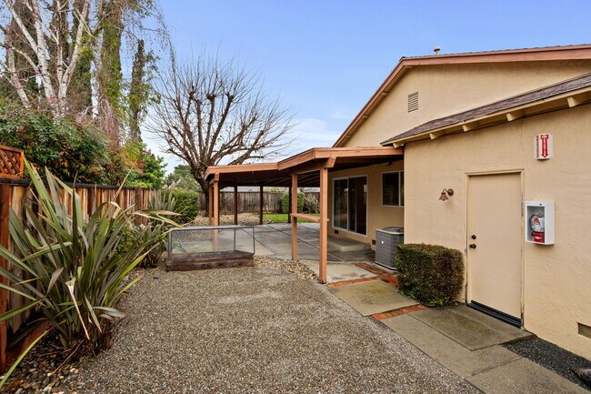 Building Photo - 2695 Lyon Cir