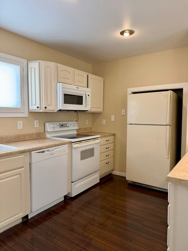Building Photo - 3 Bed/1.5 Bath House For Rent with 2 Car Garage!