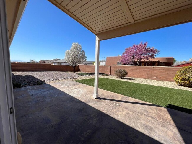 Building Photo - 3 Bed 2 Bath Fully Furnished Home - Pet Fr...