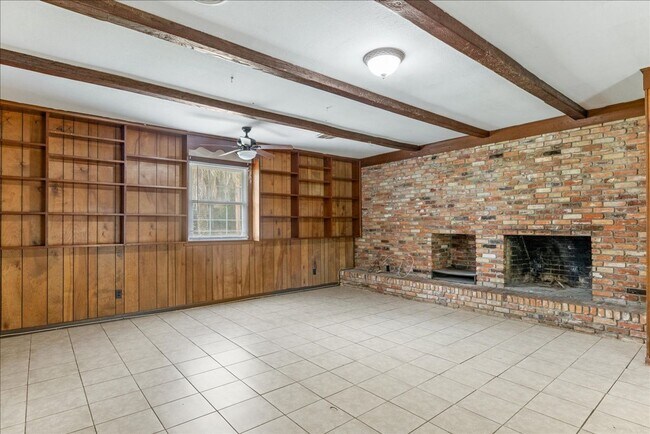 Building Photo - 109 S Chapel Dr