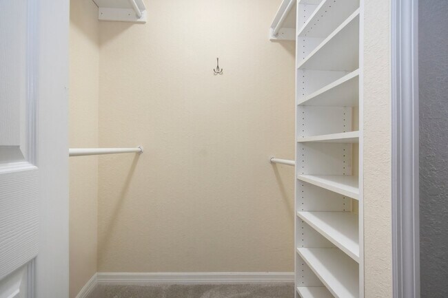 Building Photo - Like new 2BR, 2BA garage condo-Lakewood National