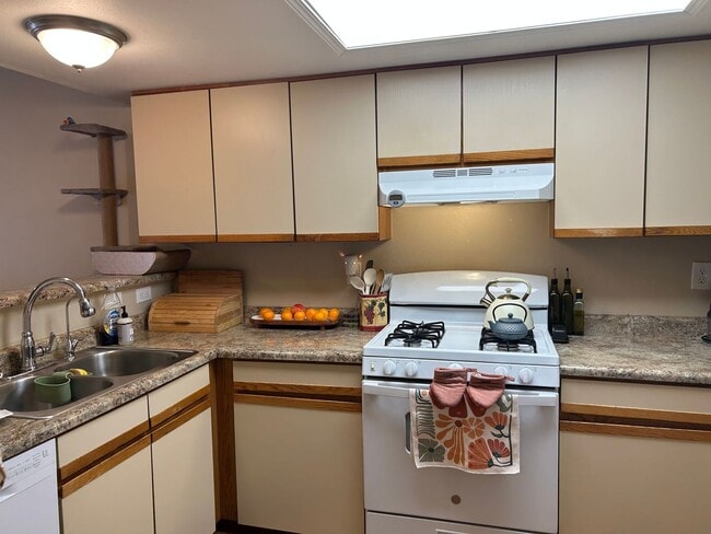 Building Photo - Charming 2 bedroom with 1 car garage