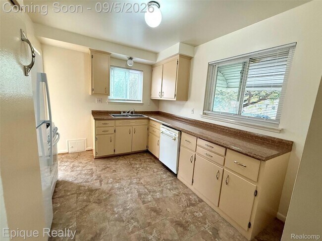 Building Photo - 5627 Clippert St