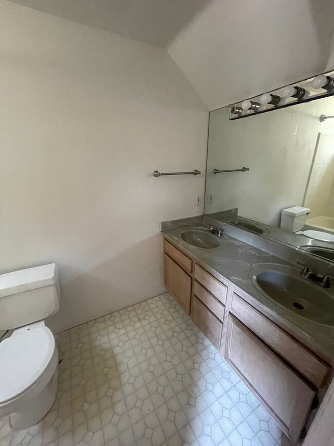 Building Photo - Point Loma 3 Bedroom 2 1/2 Bath Loft Style Townhome