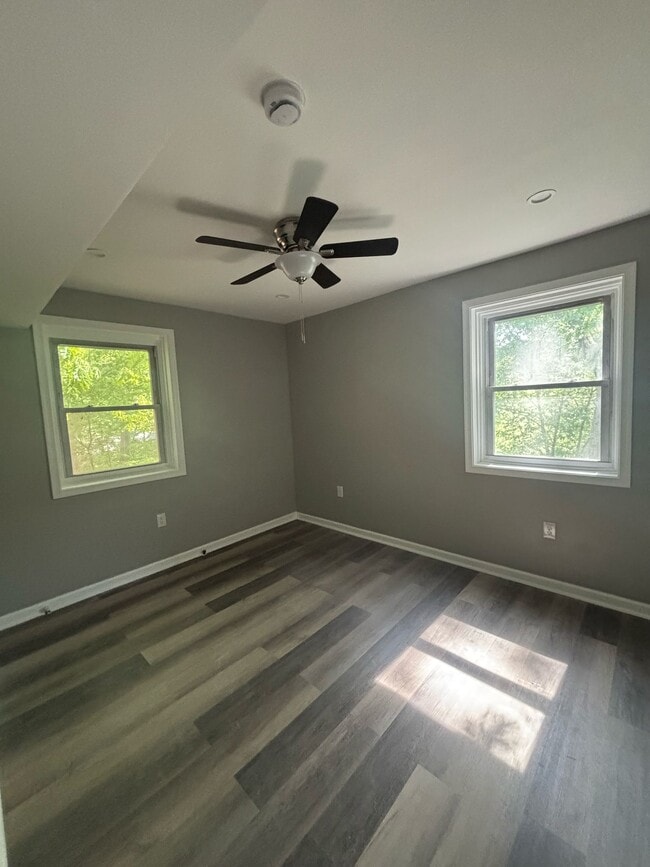 Building Photo - 1 Bedroom Apartment