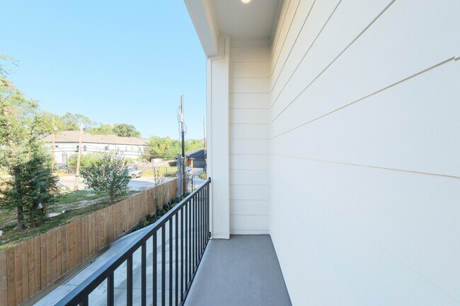 Building Photo - 835 Elkhart St