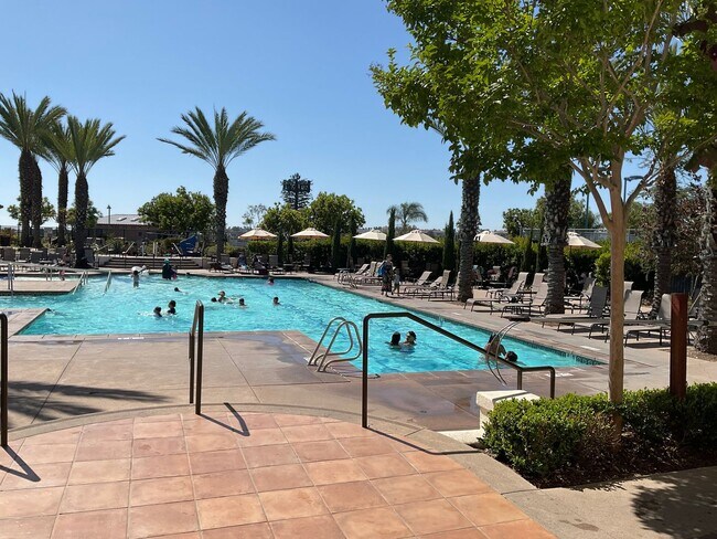 Building Photo - 3 Bedroom 2 1/2 Bath Condo with yard and g...