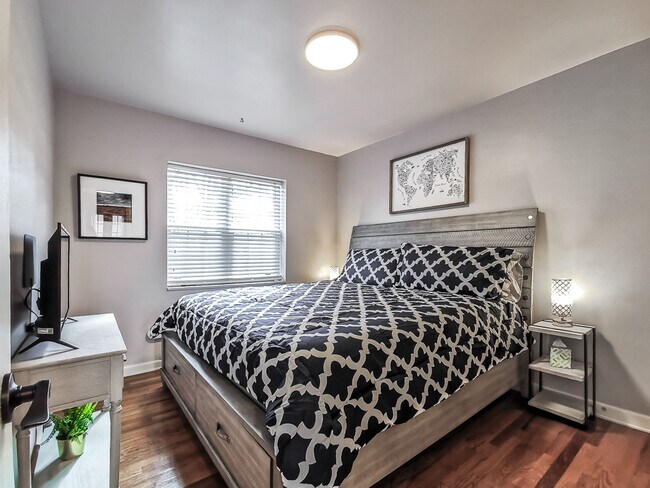 Building Photo - 1207 W 45th St