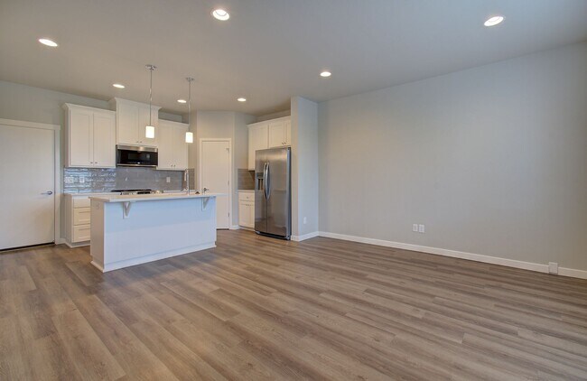 Building Photo - Beautiful Townhouse with Easy Access to Everything!