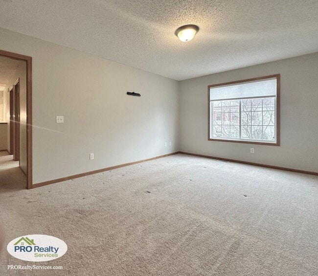 Building Photo - 2 Bedroom Updated Townhome