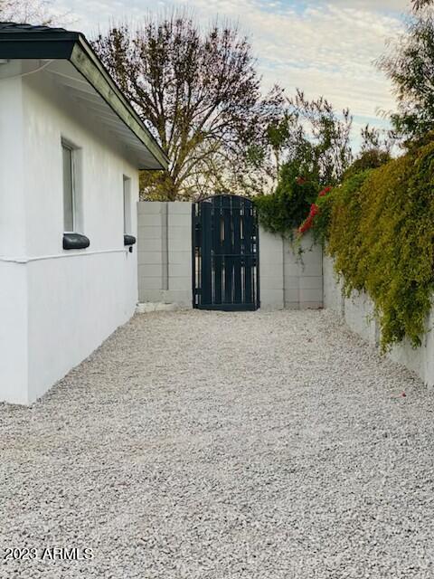 Building Photo - 2020 E Weldon Ave